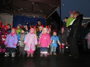 Vystoupení  dětí při rozsvícení stromu na Vlkavě, jarmark